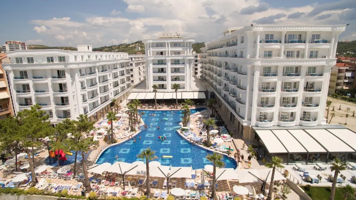Basen w hotelu Grand Blue Fafa