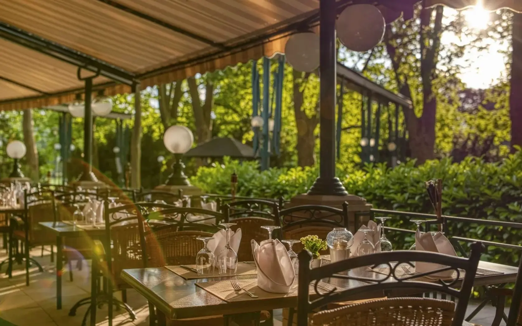 Restauracja i jedzenie w hotelu Grand Margaret Island