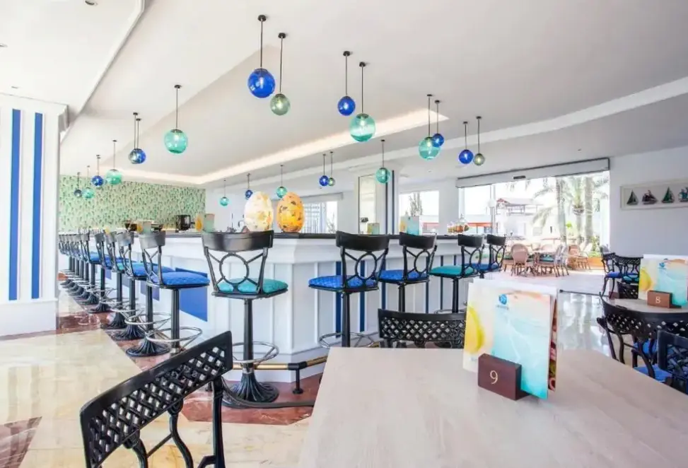 Restauracja i jedzenie w hotelu Grupotel Marítimo