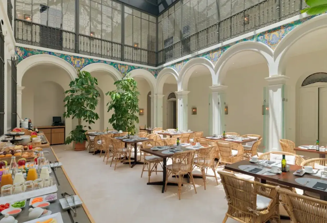 Restauracja i jedzenie w hotelu H10 Palacio Colomera