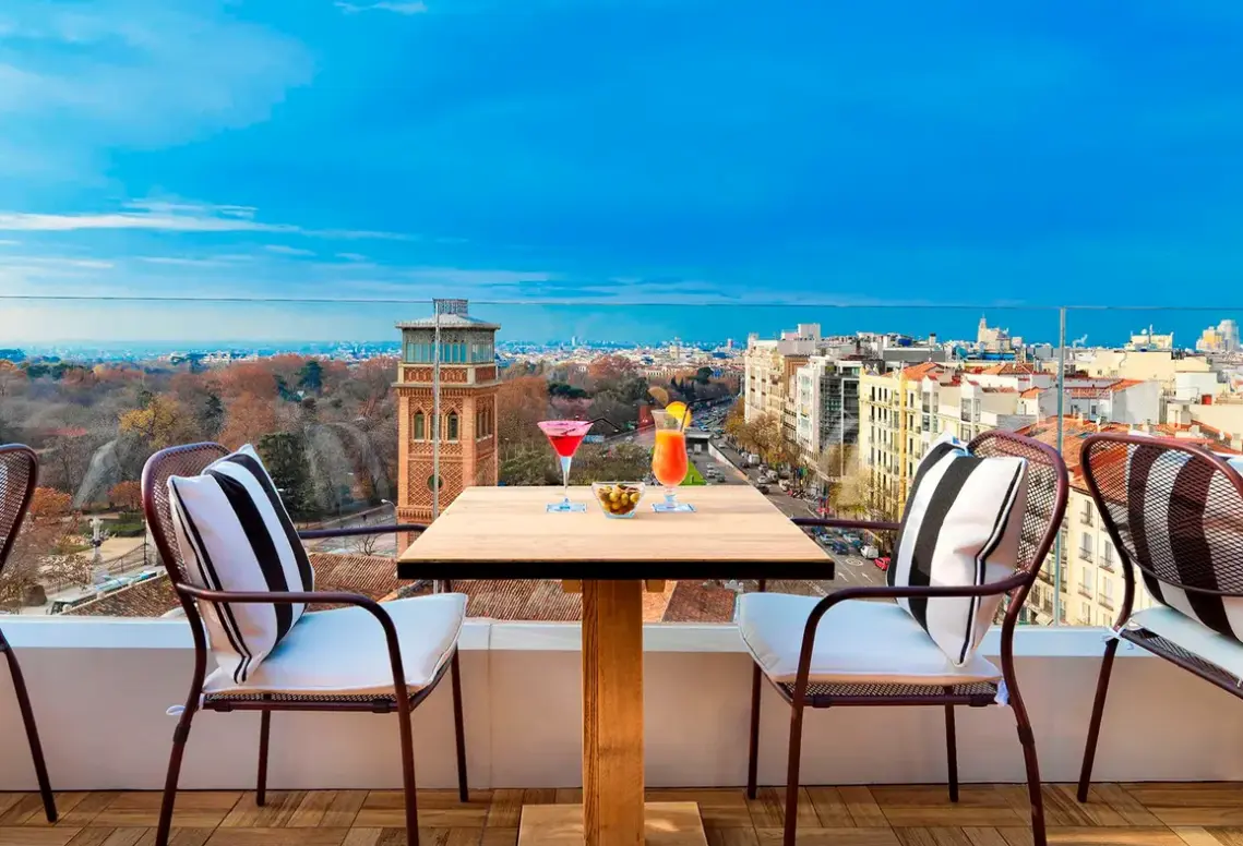 Widok z hotelu H10 Puerta de Alcalá