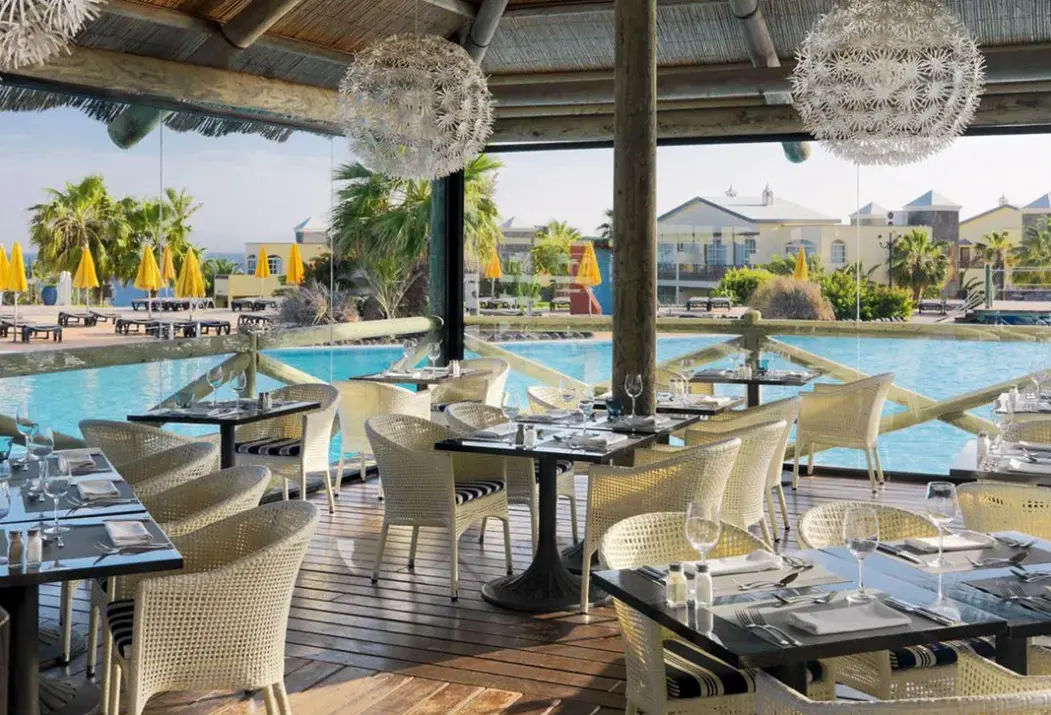 Basen w hotelu H10 Rubicón Horizons Collection