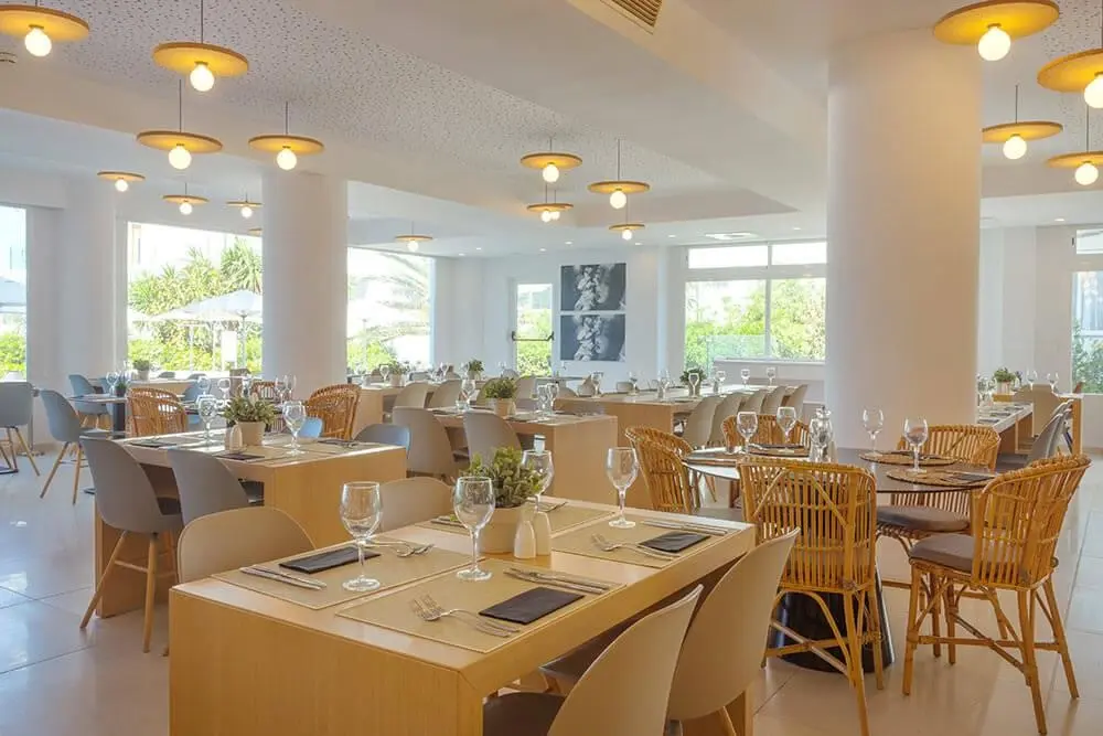 Restauracja i jedzenie w hotelu HM Tropical