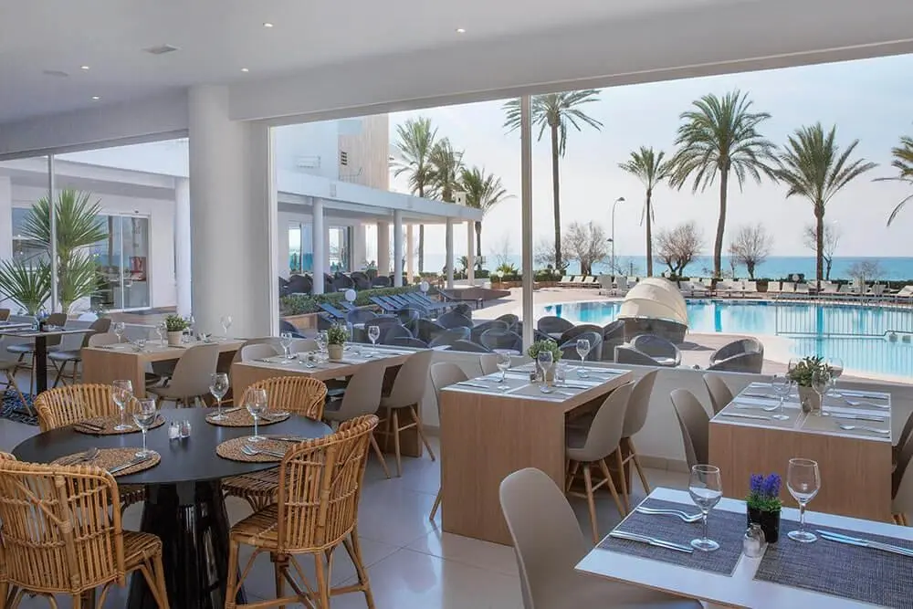 Restauracja i jedzenie w hotelu HM Tropical