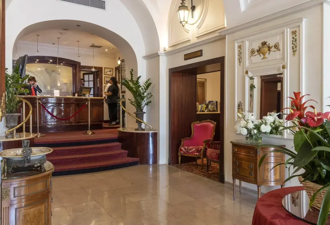 Lobby hotelu Hôtel West End