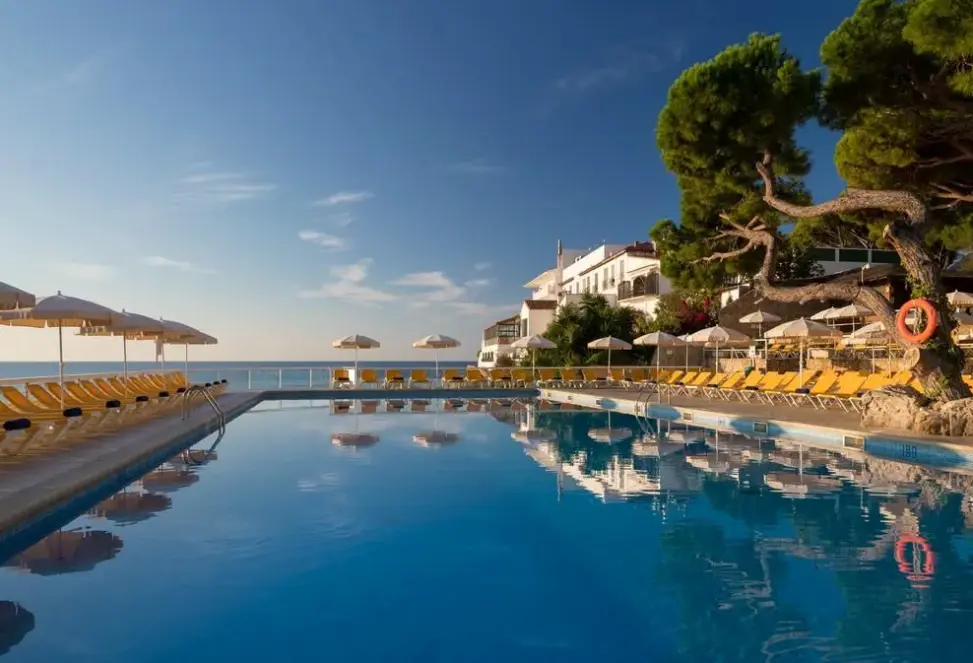 Basen w hotelu Htop Caleta Palace