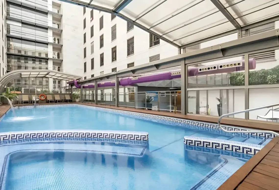 Basen w hotelu Ilunion Malaga