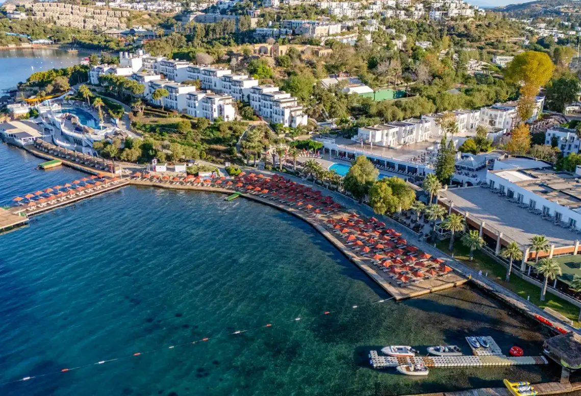 Plaża przy hotelu Kadikale Resort Spa & Wellness