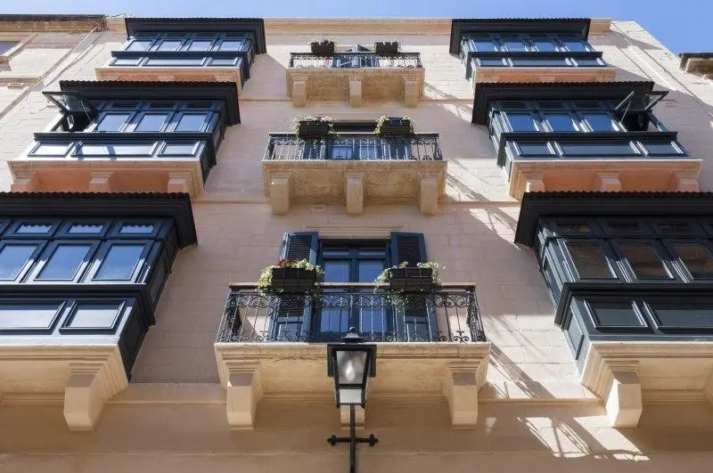 La Falconeria — LA FALCONERIA