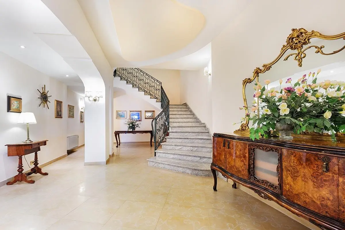 La Vue D’Or — LA VUE D'OR