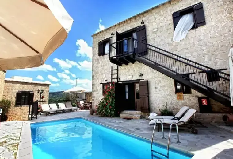 Basen w hotelu Leonidas Village Houses