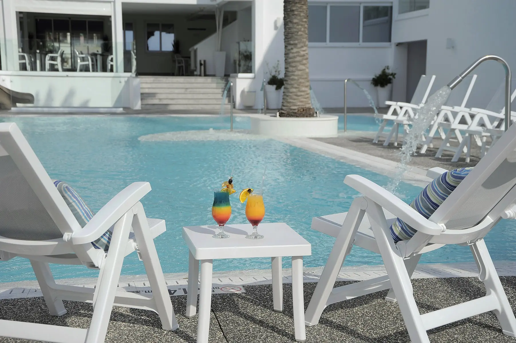 Basen w hotelu Liquid Hotel Apartments
