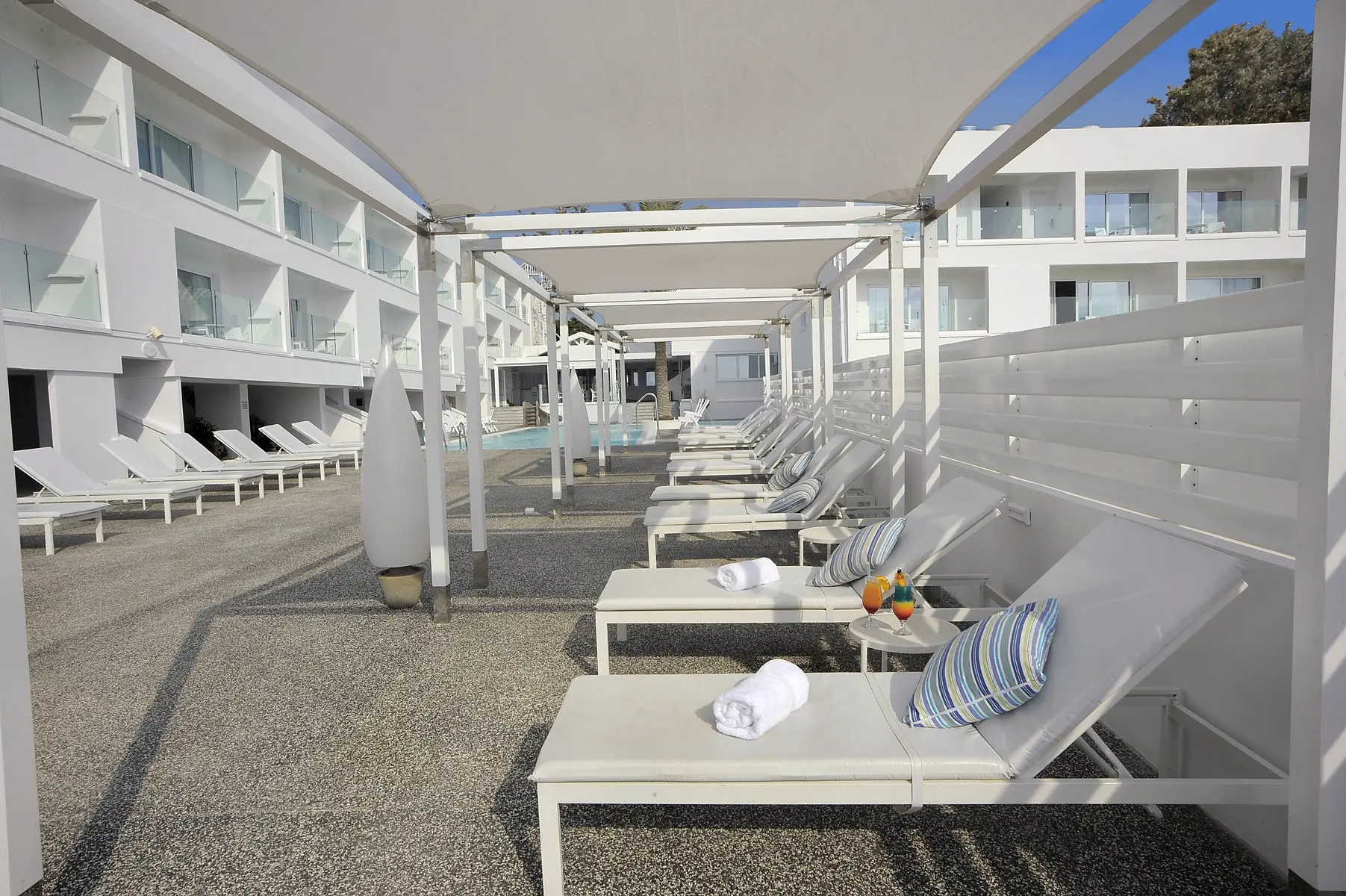 Basen w hotelu Liquid Hotel Apartments