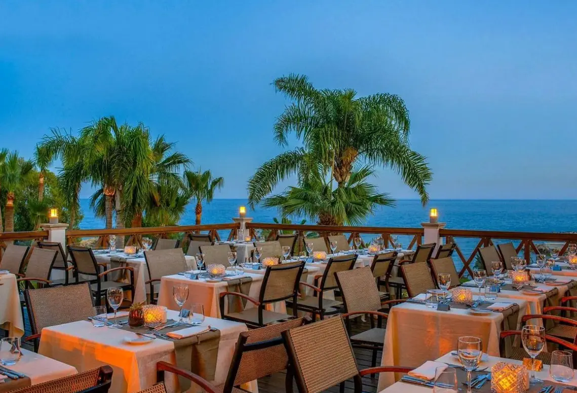 Restauracja i jedzenie w hotelu Mediterranean Beach