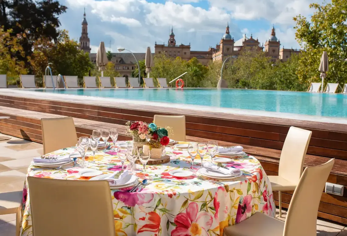 Restauracja i jedzenie w hotelu Meliá Sevilla