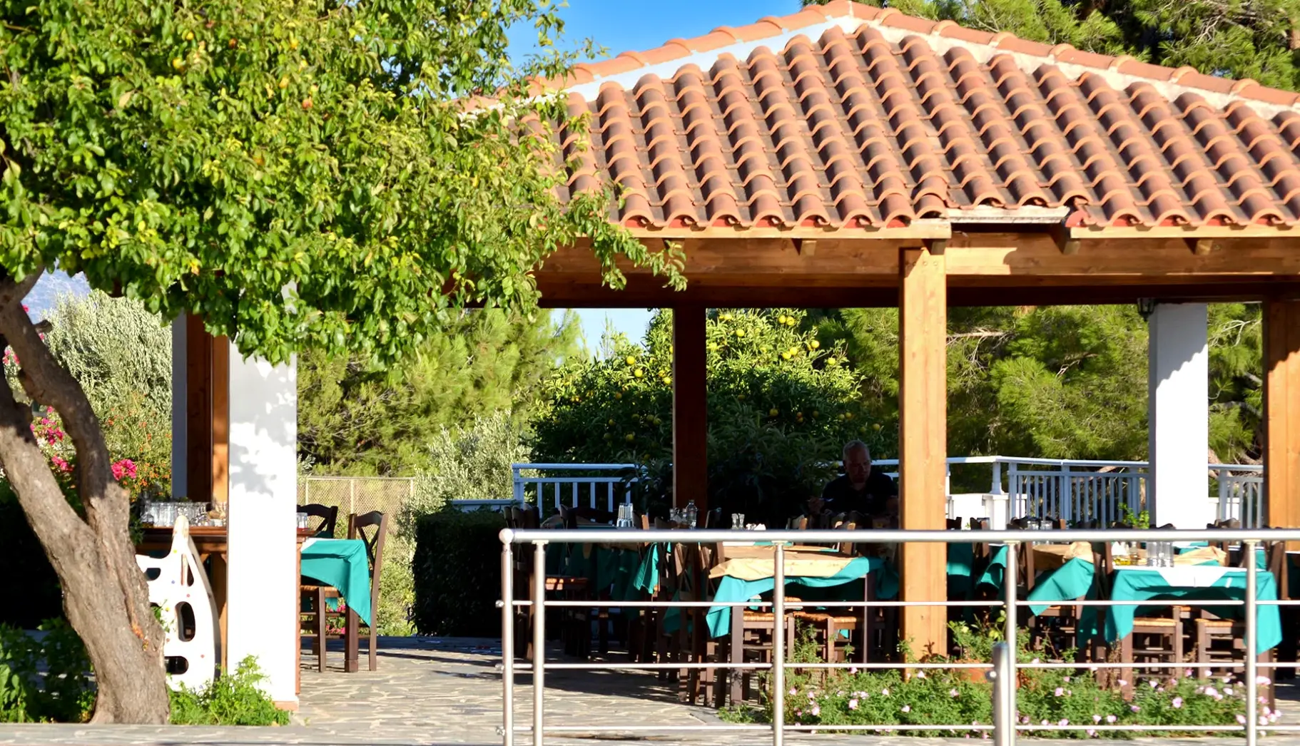 Restauracja i jedzenie w hotelu Mykali Bay