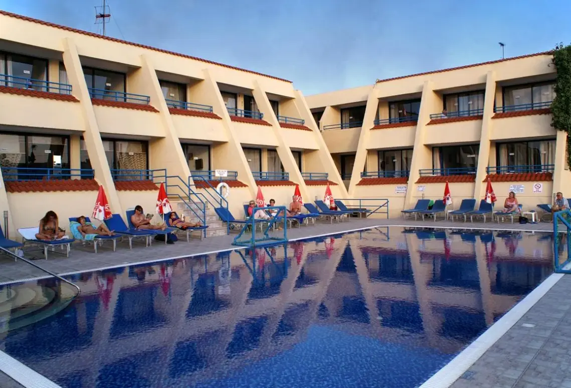 Basen w hotelu Napa Prince Hotel Apartments
