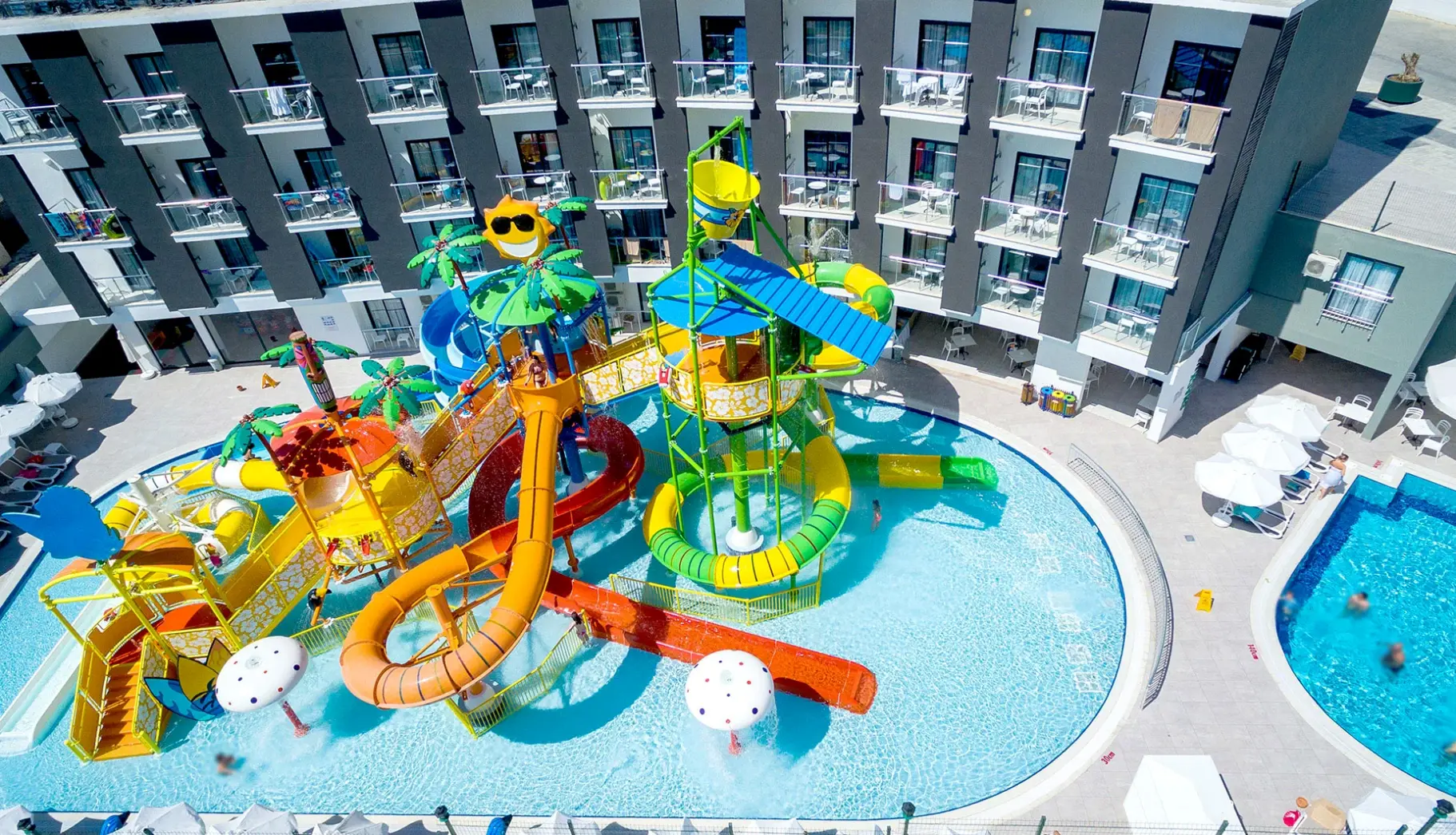 Basen w hotelu Narcia Resort