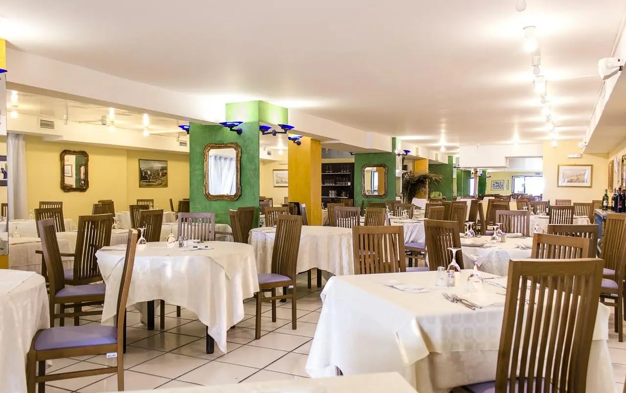 Restauracja i jedzenie w hotelu Nike