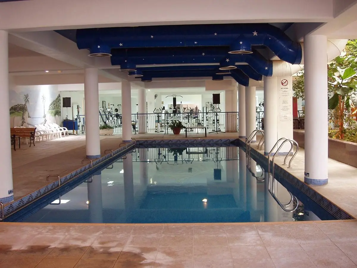 Basen w hotelu Paphiessa Hotel and Apartments