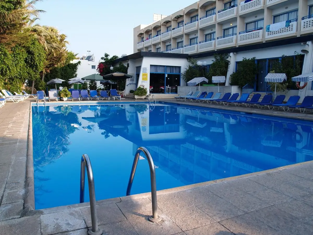 Basen w hotelu Paphiessa Hotel and Apartments