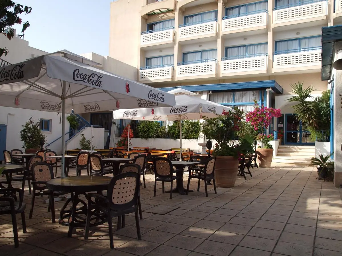 Restauracja i jedzenie w hotelu Paphiessa Hotel and Apartments