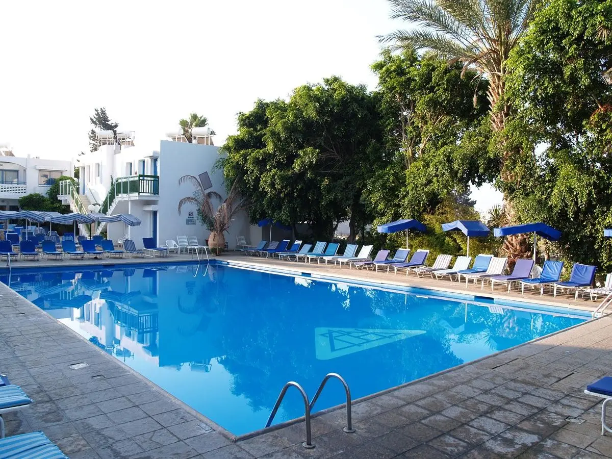 Basen w hotelu Paphiessa Hotel and Apartments