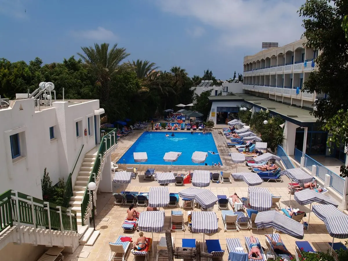 Basen w hotelu Paphiessa Hotel and Apartments