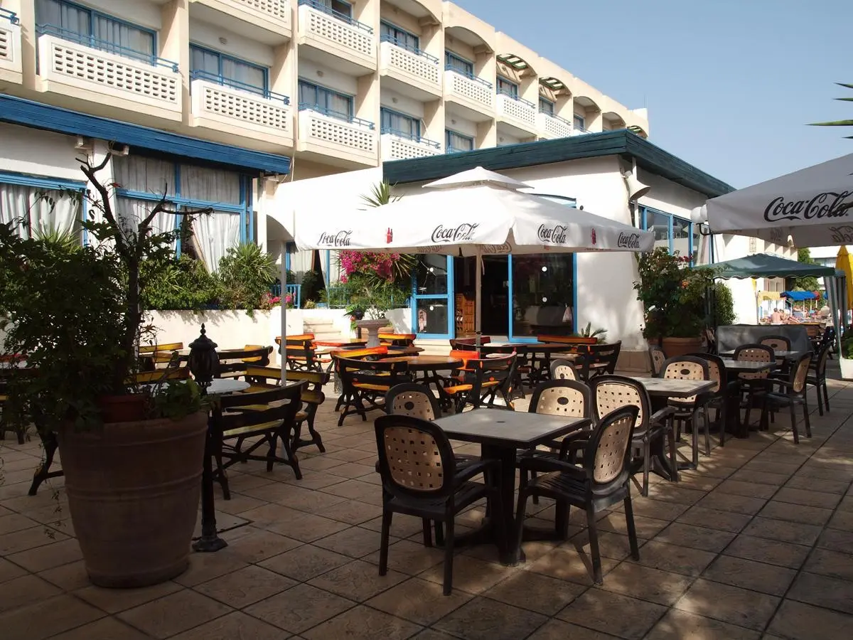 Restauracja i jedzenie w hotelu Paphiessa Hotel and Apartments