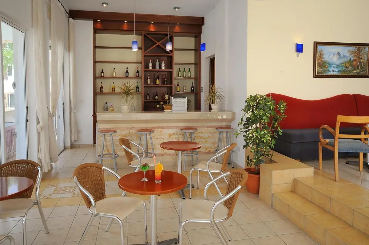 Restauracja i jedzenie w hotelu Petrosana Hotel Apartments