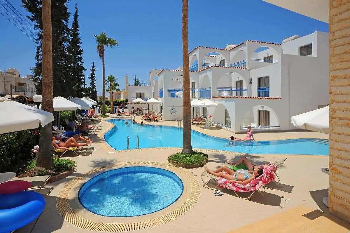 Basen w hotelu Petrosana Hotel Apartments