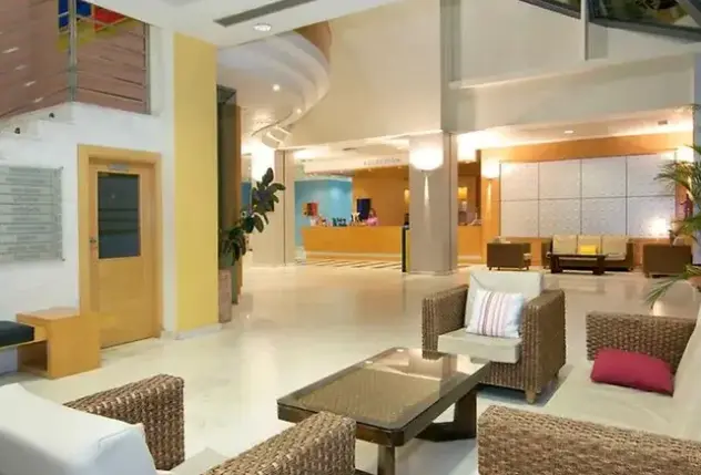 Lobby hotelu Ponient Piramide Salou by PortAventura World