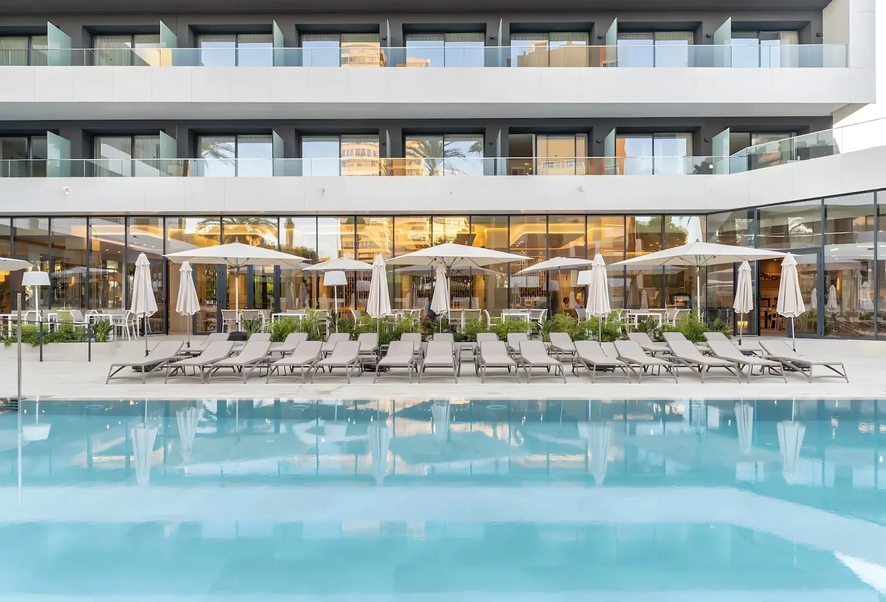 Basen w hotelu Port Alicante City & Beach