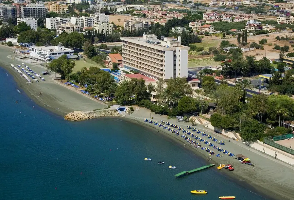 Plaża przy hotelu Poseidonia Beach Hotel