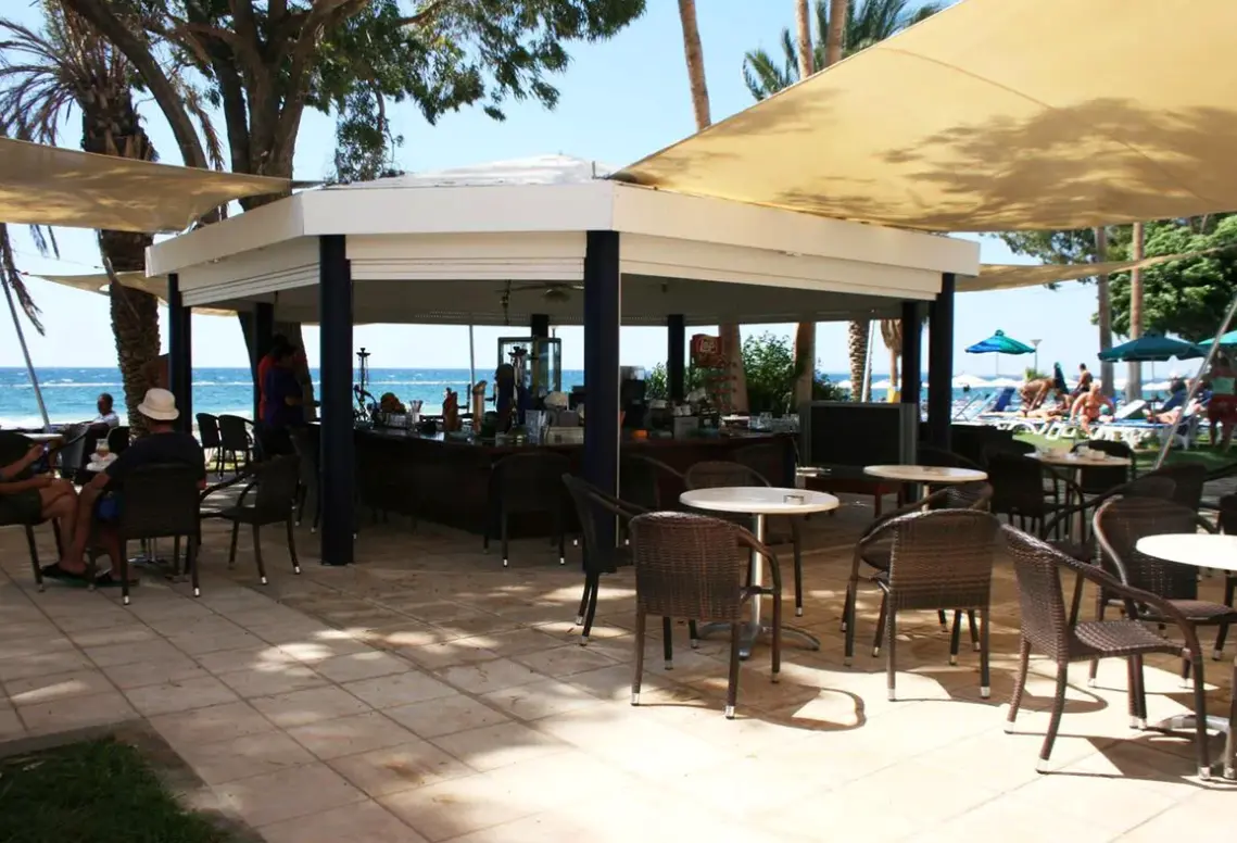 Restauracja i jedzenie w hotelu Poseidonia Beach Hotel