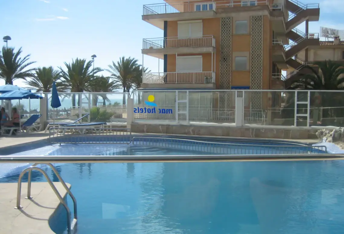 Basen w hotelu Pure Salt Garonda