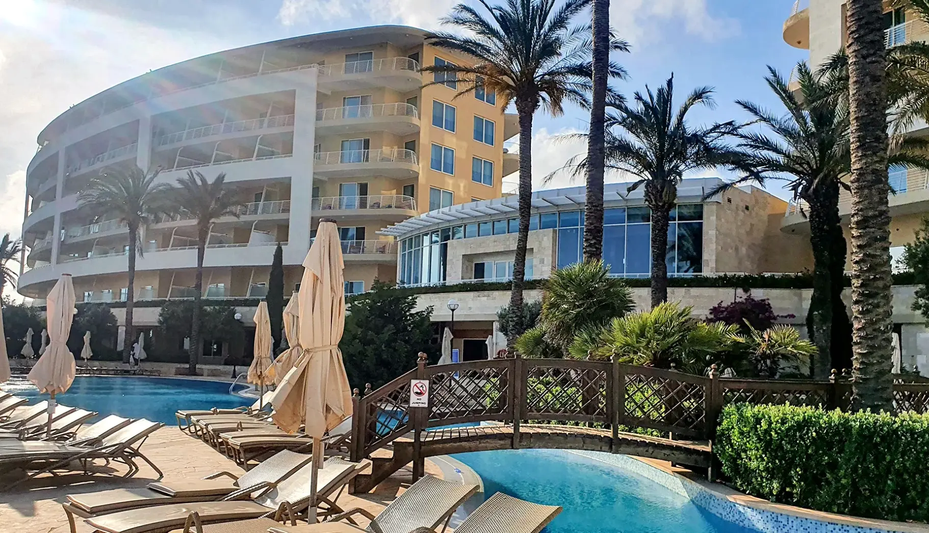 Basen w hotelu Radisson Blu Resort & Spa, Malta Golden Sands