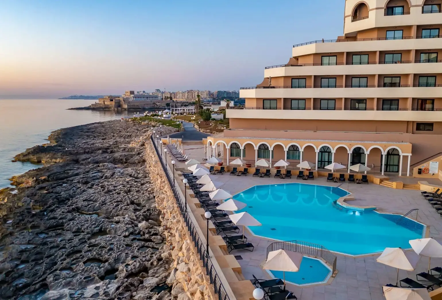 Plaża przy hotelu Radisson Blu St. Julian's Resort