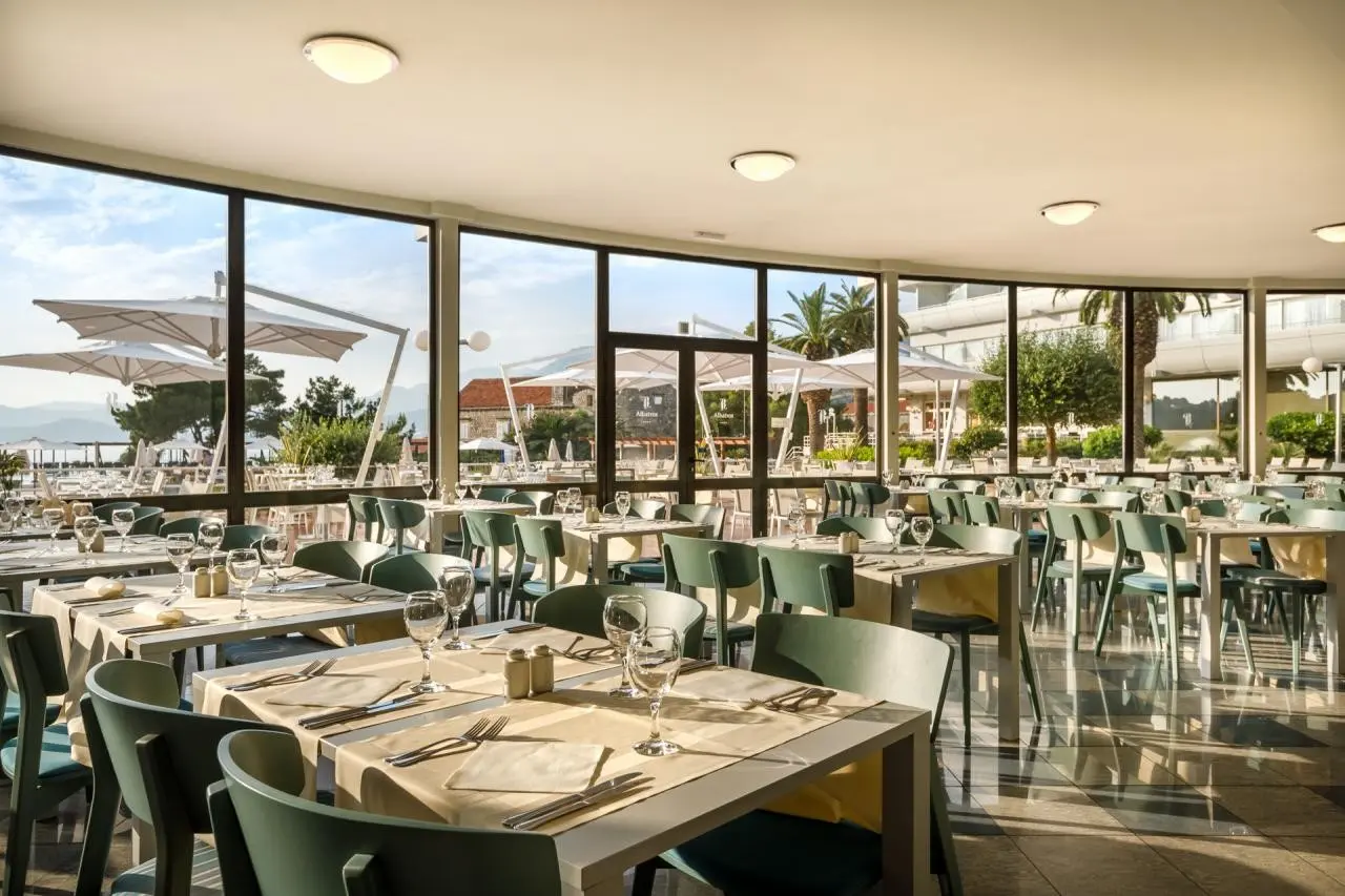 Restauracja i jedzenie w hotelu Remisens Hotel Albatros
