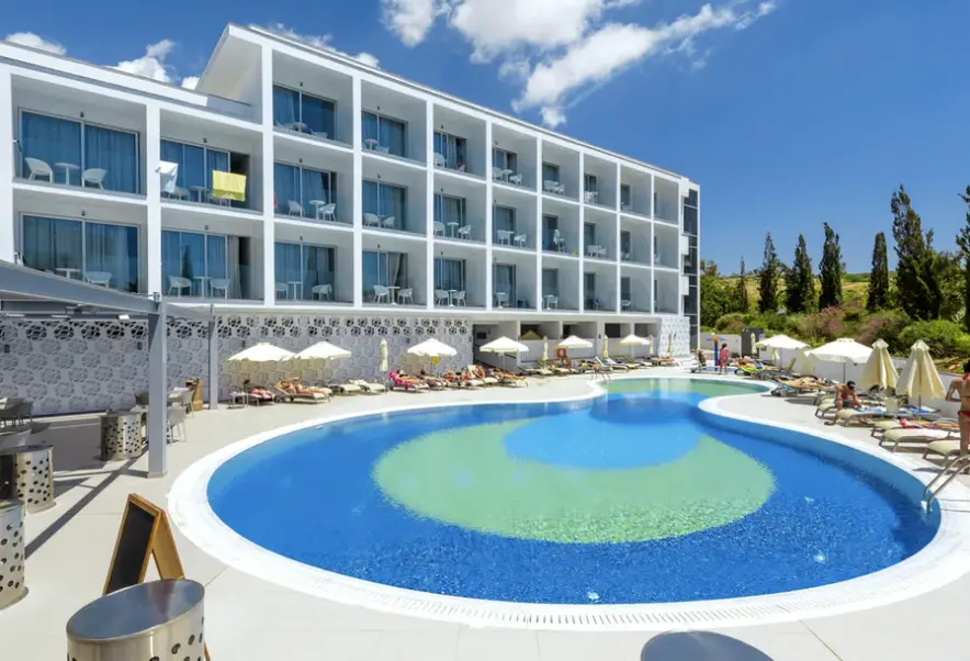 Basen w hotelu River Rock Hotel