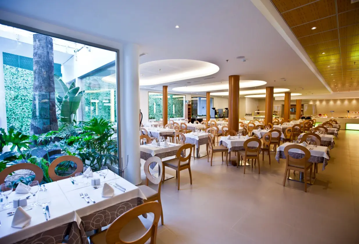 Restauracja i jedzenie w hotelu Riviera Beachotel