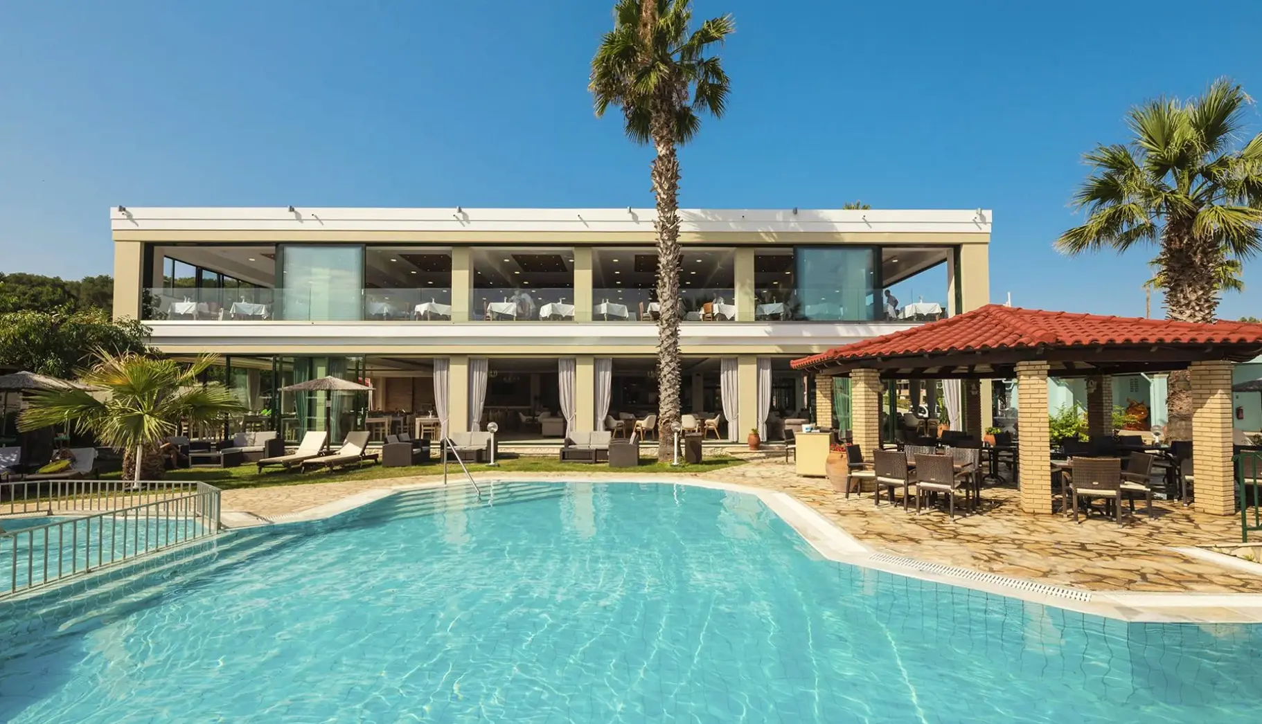 Basen w hotelu Robolla Beach Aparthotel