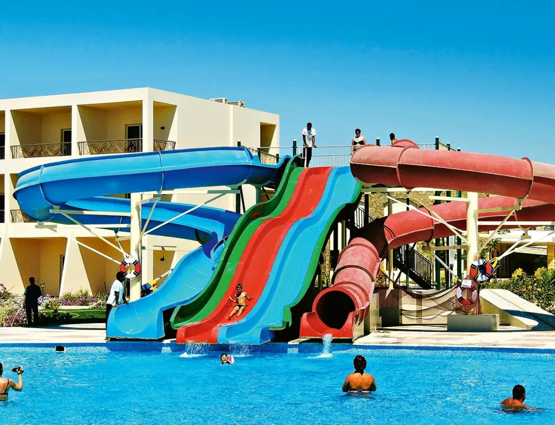 Basen w hotelu Royal Brayka Resort