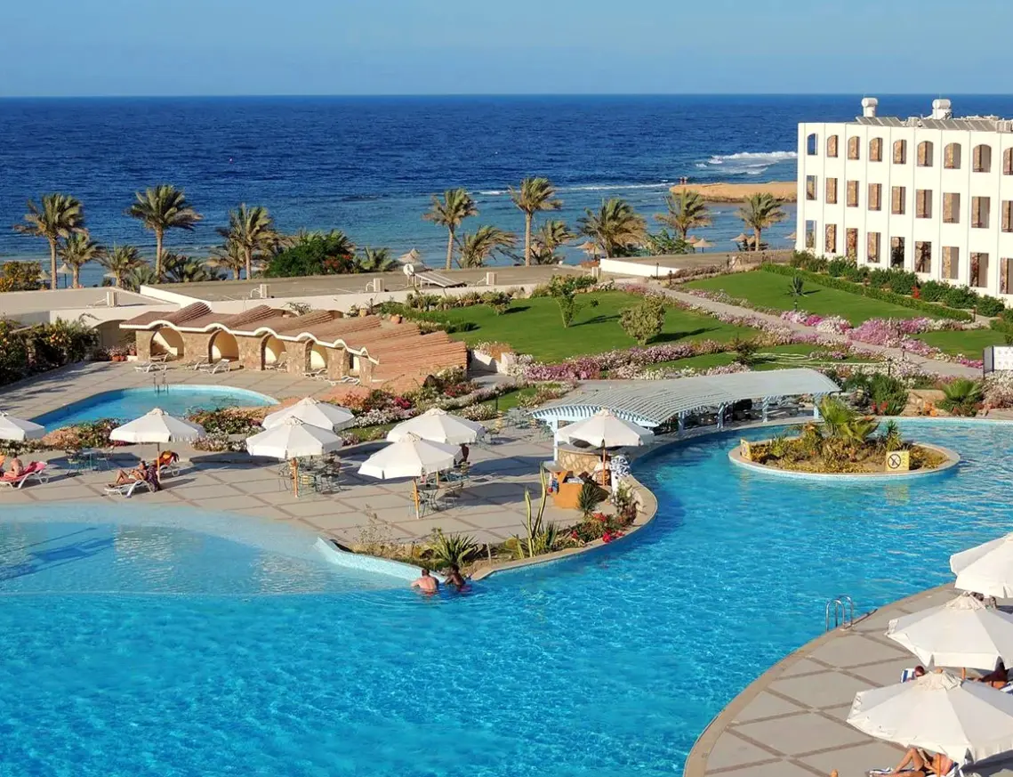 Basen w hotelu Royal Brayka Resort