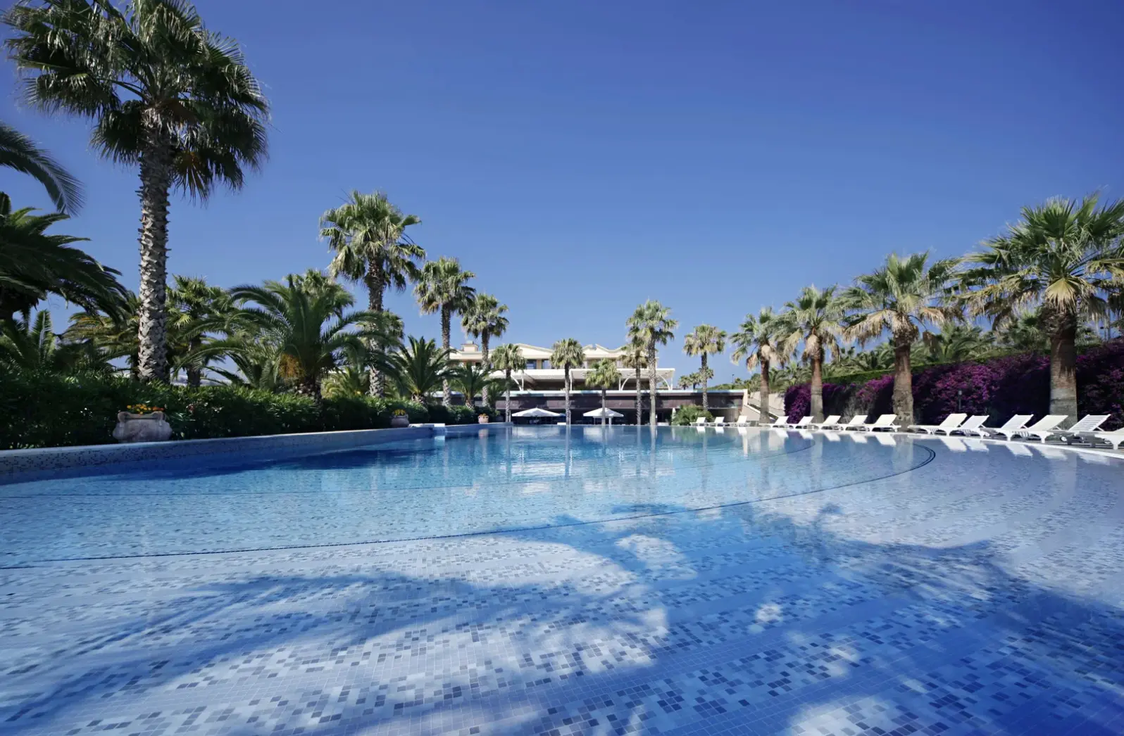 Basen w hotelu Savoy Beach Hotel