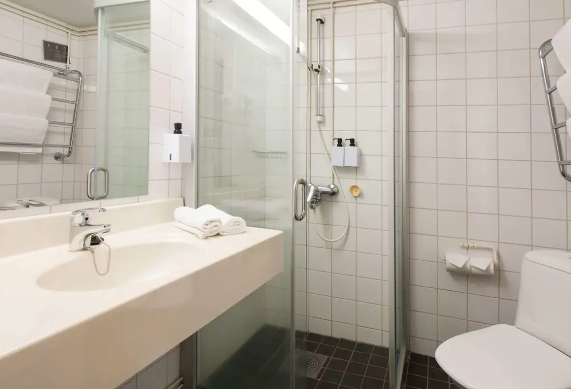 Łazienka w pokoju hotelu Scandic Pohjanhovi