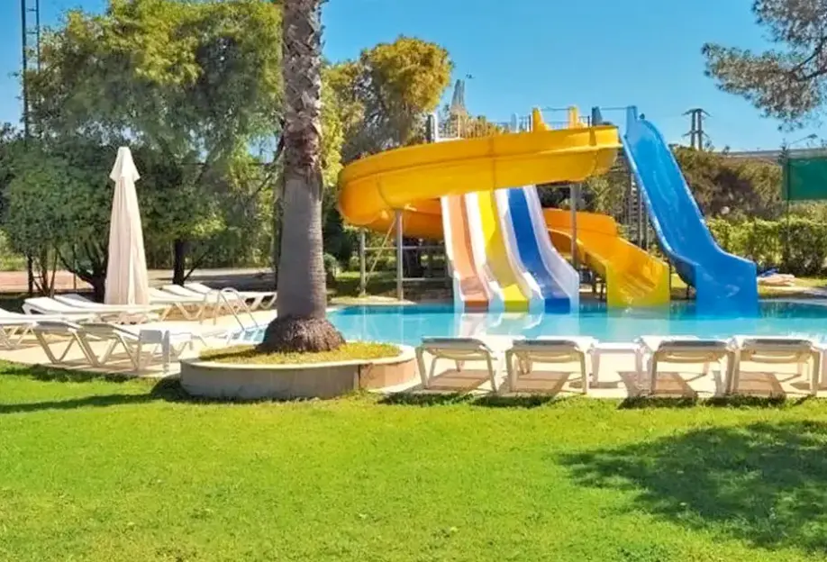 Basen w hotelu Serra Park