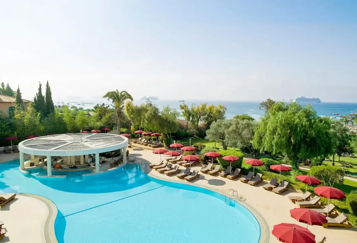 Basen w hotelu St Raphael Resort