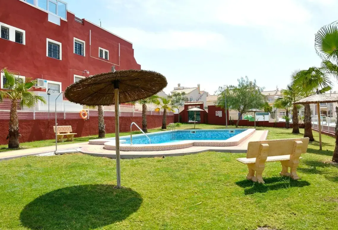 Basen w hotelu Sunny Hill Hotel Apartments