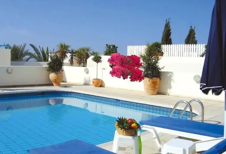Basen w hotelu Sunny Hill Hotel Apartments